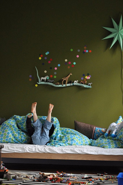 Ideas De Decoracion Baratas ~ de animales de juguete y una rama usada a modo de estanter?a Ideas De Decoracion Baratas ~ de animales de juguete y una rama usada a modo de estanter?a