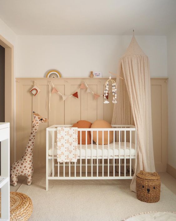 Habitación bebé beige y blanco