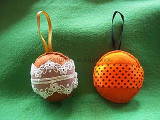 Decorar el árbol con adornos de fieltro