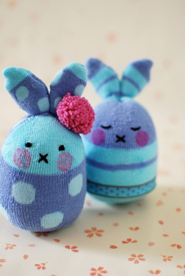 Como hacer conejos de Pascua con calcetines