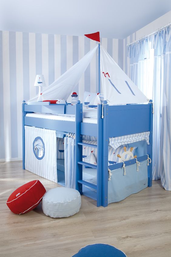 Habitaciones infantiles de estilo marinero en blanco y azul