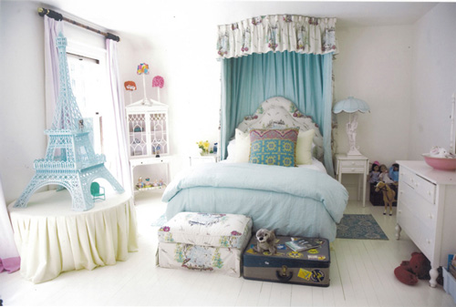 Dormitorio azul y blanco para niñas