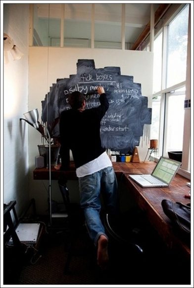 Diseño de pared pizarra para un dormitorio juvenil