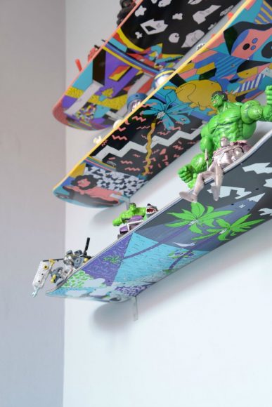 Convertir un monopatín en una estantería