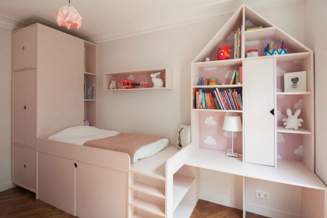 Un dormitorio pequeño bien organizado