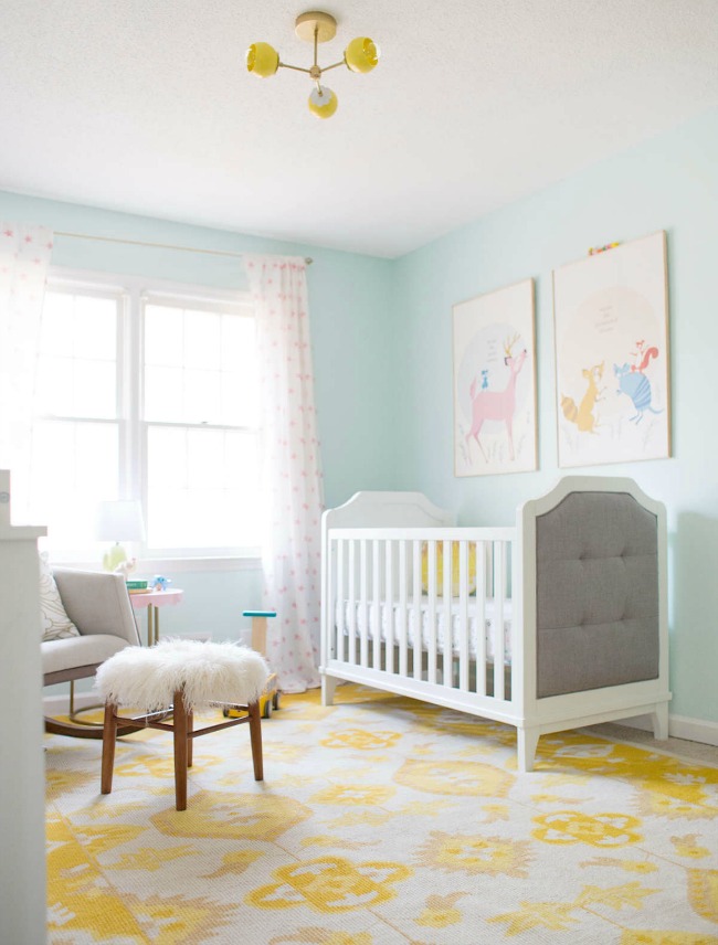 Dormitorio en azul y amarillo para niña