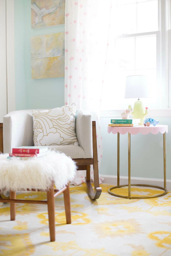 Dormitorio en azul y amarillo para niña